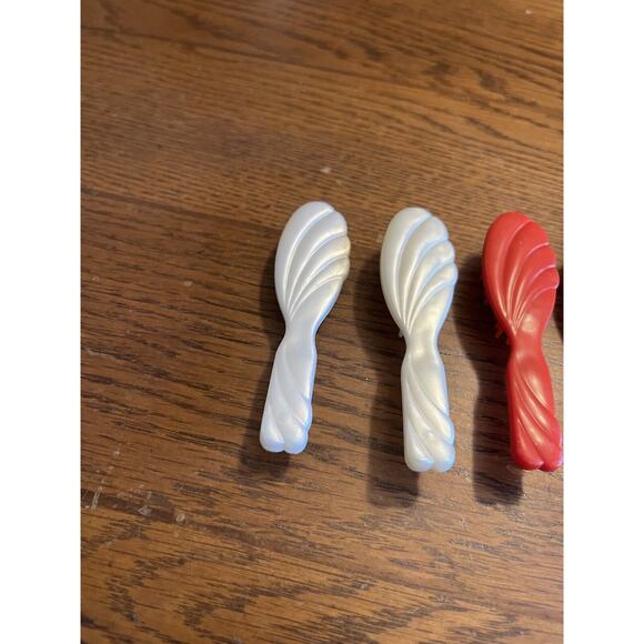 Barbie Shell Brushes Lot Of 5 1990s White Pearl Red Mixed Colors Hair Combs - Picture 3 of 6